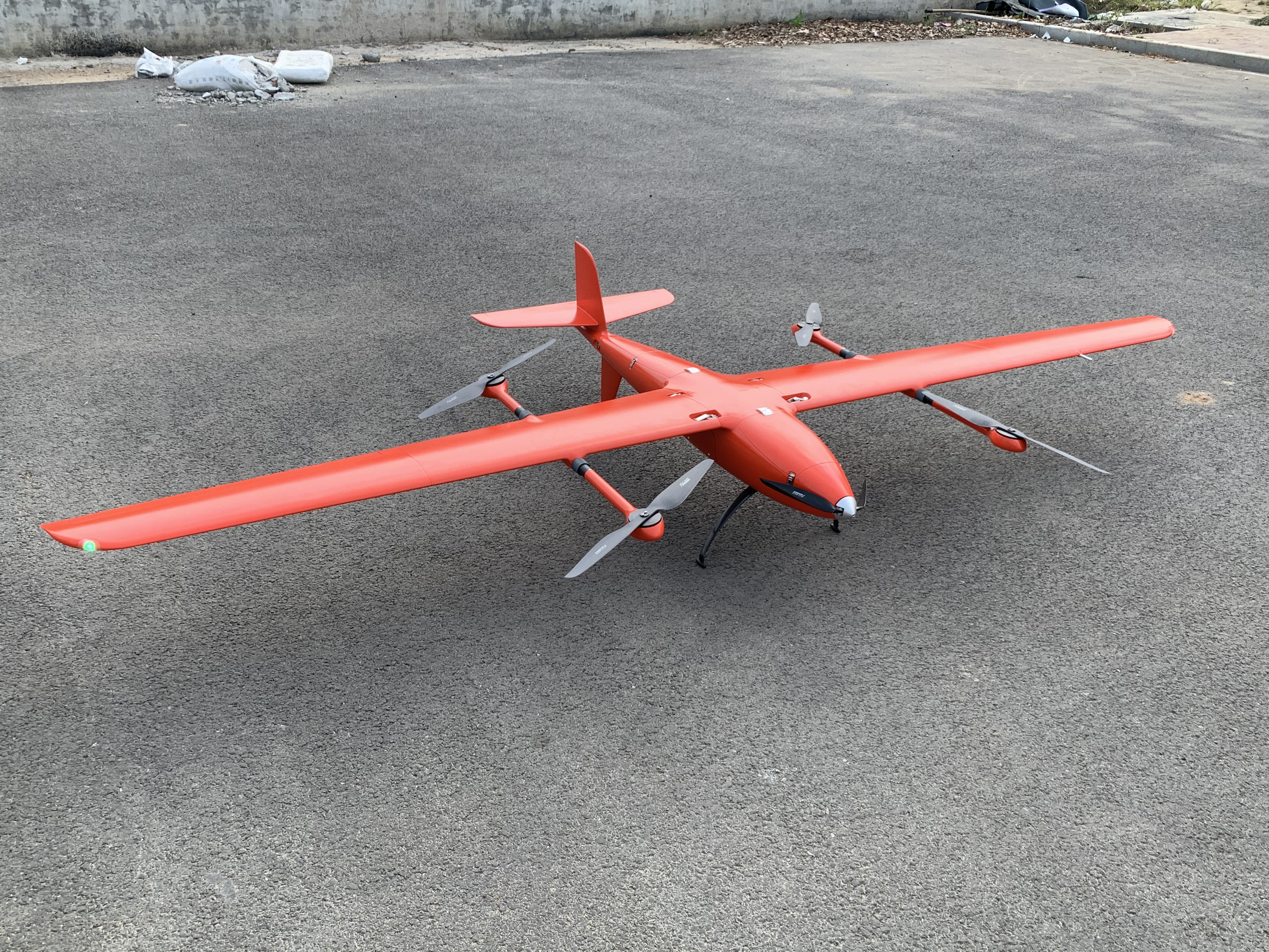 大飛機(jī)航攝(左)<a href='http://www.b-2-a.com/typearticle/330-1.html' target='_blank' title='無人機(jī)航攝'><strong>無人機(jī)航攝</strong></a>(右)